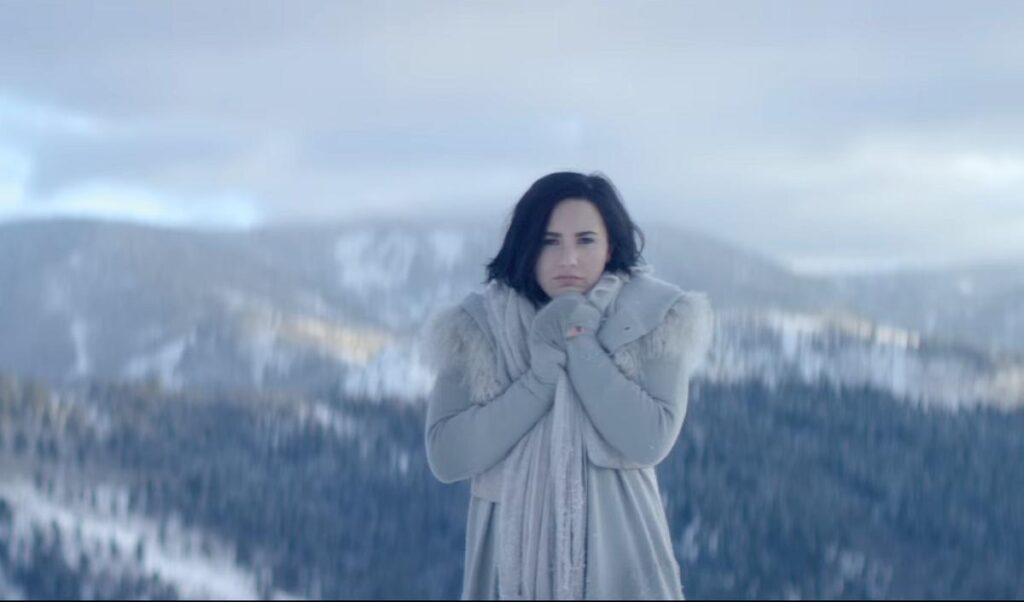 Como tocar "Stone Cold", de Demi Lovato, no piano