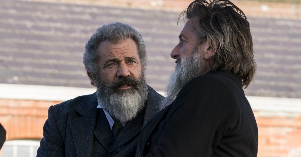 Foto: Mel Gibson e Sean Penn em cena de "o Gênio e o Louco". crítica de Ricardo Feltrin, site Ooops
