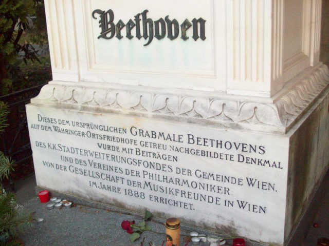 Túmulo de Beethoven no cemitério central de Viena