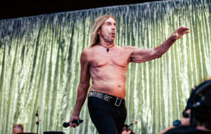 Foto do roqueiro Iggy Pop, com 74 anos