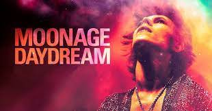 Cena do filme "Moonage Daydream", biografia de David Bowie