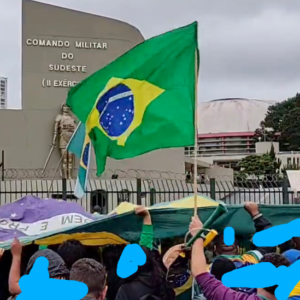 "Patriotas" em frente ao COmando Sudeste do Exército, em SP