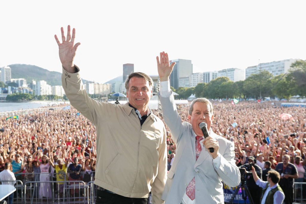 Jair Bolsonaro com R.R. Soares durante a campanha eleitoral