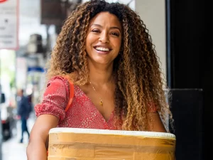 A atriz Sheron Menezzes é a esforçada Sol, em "Vai na Fé"