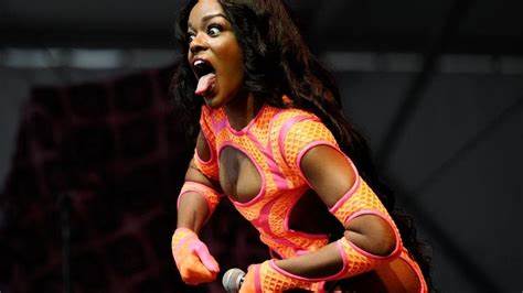 Azealia baixou o nível e atacou Anitta