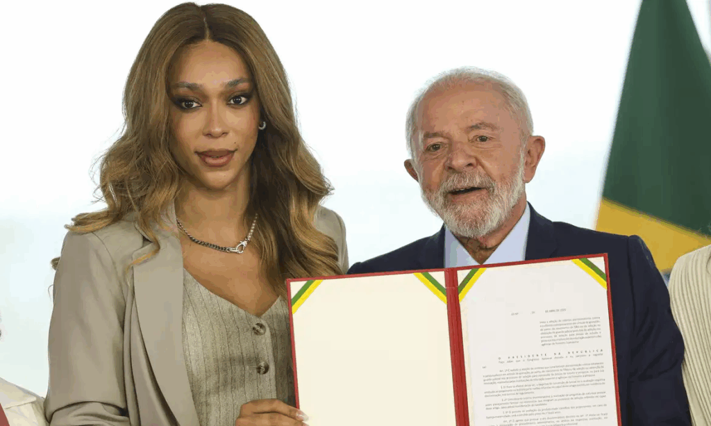 Empresa ‘misteriosa’ recebe R$ 500 mil por ano de Erika Hilton; na foto, com Lula